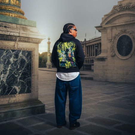 Hoodie Noir — UFA 2025, porté en extérieur, Paris