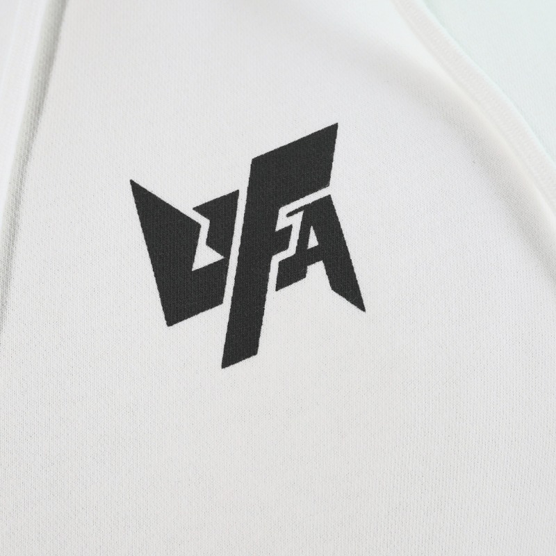 Hoodie Blanc — UFA 2025, détail du logo poitrine