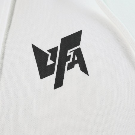 Hoodie Blanc — UFA 2025, détail du logo poitrine